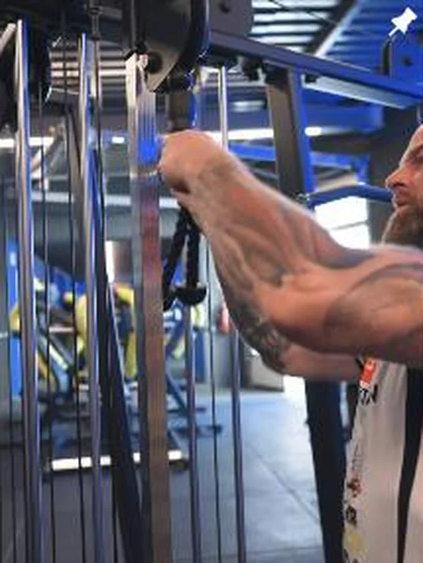 Krafttraining am Kabelzug im Spikes Gym